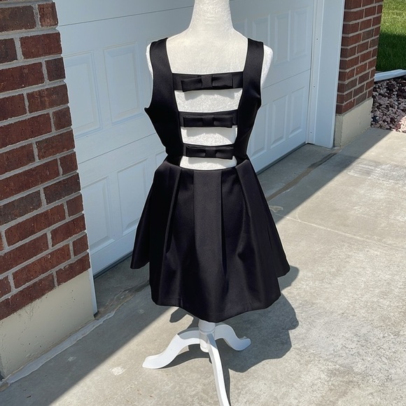 TOPSHOP Black
Duchess Satin Bow Open Back
Mini Dress Size 4 Small - Picture 3 of 8